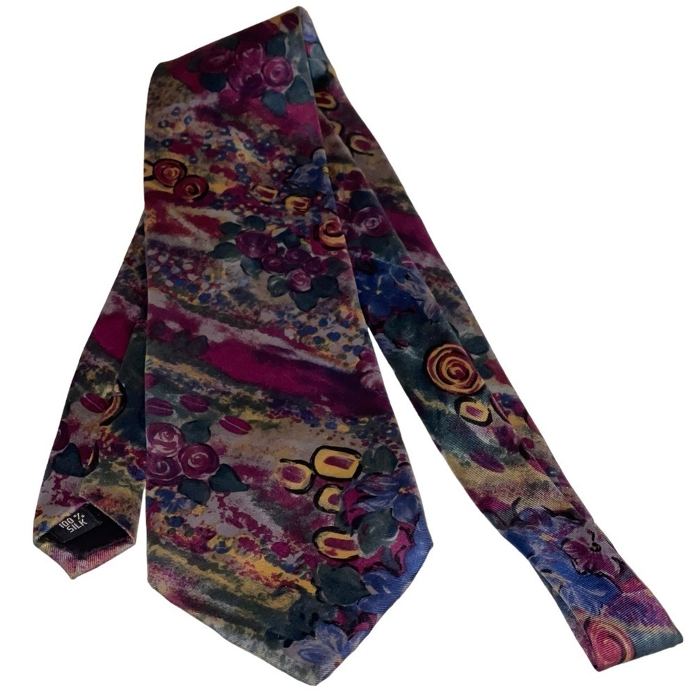 Structure Italian silk necktie. GUC